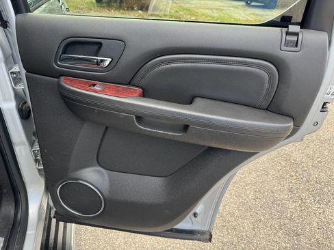 Used 2012 Cadillac Escalade Luxury image 41