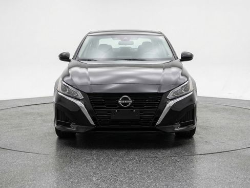 Used 2025 Nissan Altima 2.5 SV FWD image 2