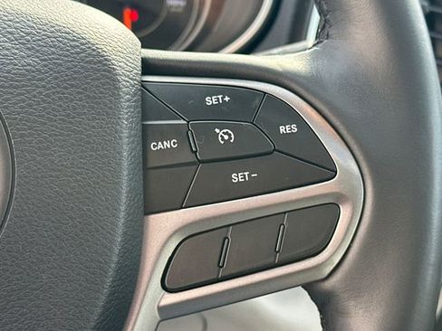 Used 2019 Jeep Cherokee Limited w/ Luxury Group image 32