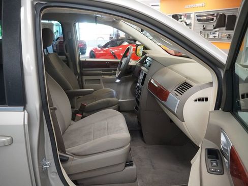Used 2009 Chrysler Town & Country Touring FWD image 23