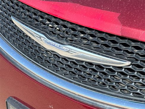 Used 2017 Chrysler Pacifica Touring image 9