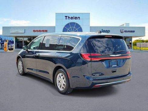 Used 2023 Chrysler Pacifica Touring-L FWD image 3
