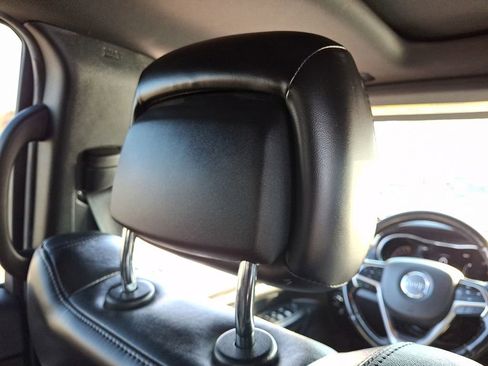 Used 2019 Jeep Grand Cherokee Limited image 14