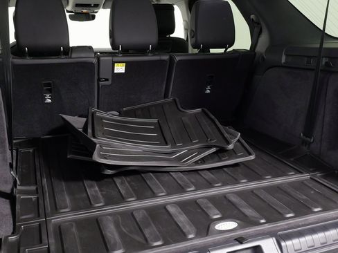 Used 2024 Land Rover Discovery S image 46