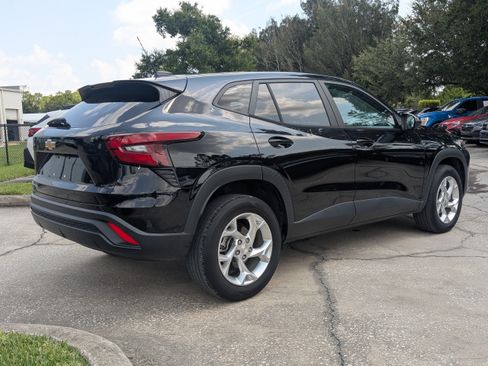 Used 2024 Chevrolet Trax LS w/ LS Convenience Package FWD image 4