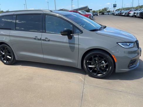 Used 2025 Chrysler Pacifica Limited FWD image 3