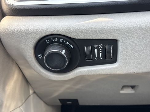 Used 2023 Chrysler Voyager LX FWD image 24