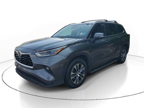 Used 2021 Toyota Highlander XLE FWD image 3