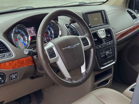 Used 2014 Chrysler Town & Country Touring image 32