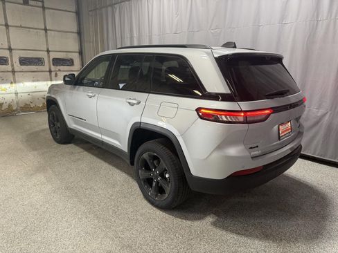 New 2025 Jeep Grand Cherokee Limited w/ Luxury Tech Group II image 8