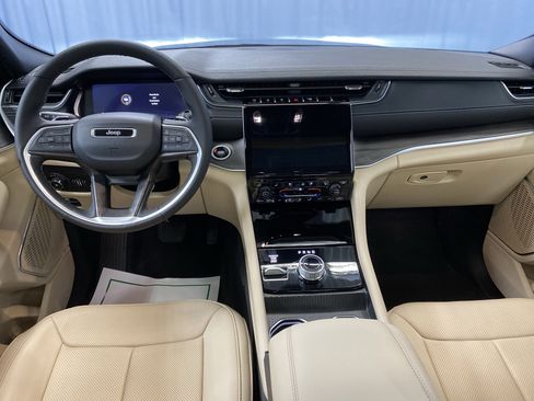 Certified 2025 Jeep Grand Cherokee Limited w/ Luxury Tech Group II image 33