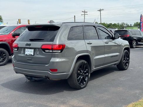 Used 2021 Jeep Grand Cherokee Laredo X RWD image 3