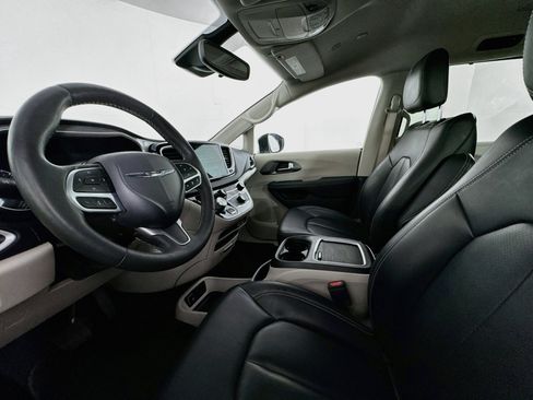 Used 2023 Chrysler Pacifica Touring-L FWD image 20