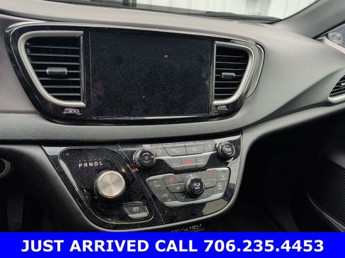 Used 2025 Chrysler Pacifica Select image 7