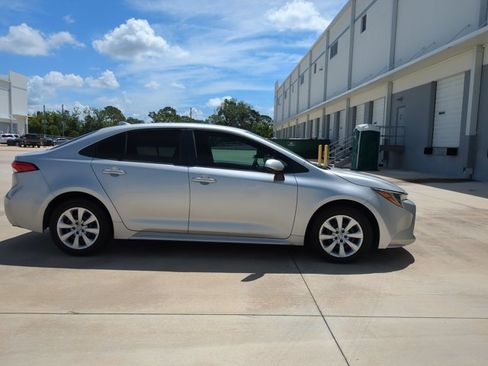 Used 2020 Toyota Corolla LE FWD image 4