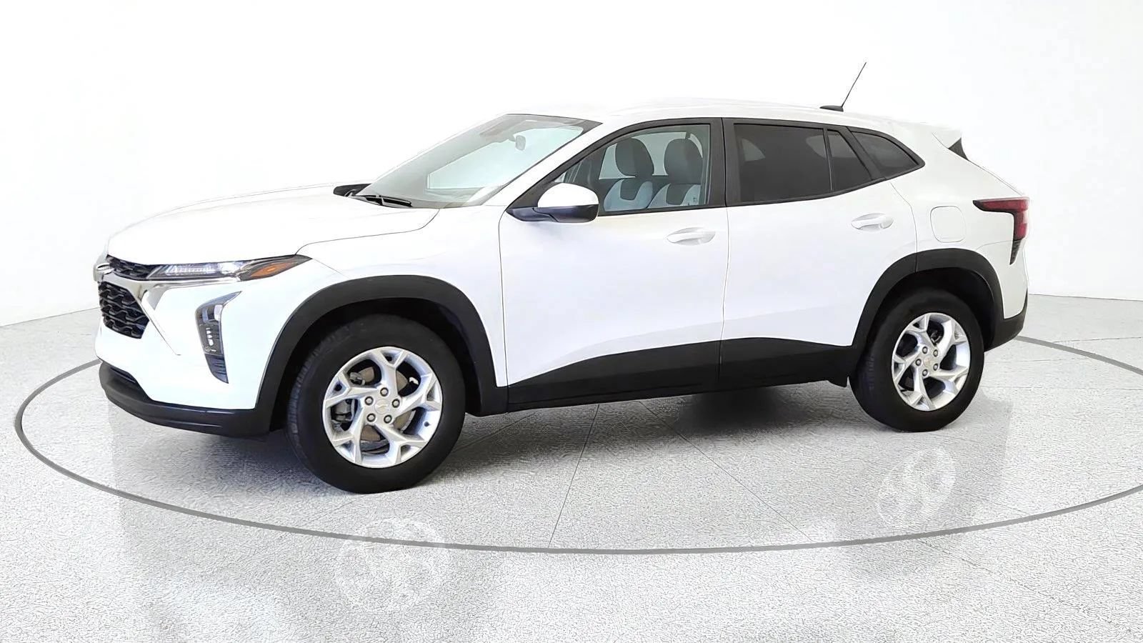 Used 2024 Chevrolet Trax LS w/ LS Convenience Package FWD image 4