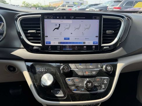 Used 2024 Chrysler Pacifica Touring-L FWD image 25