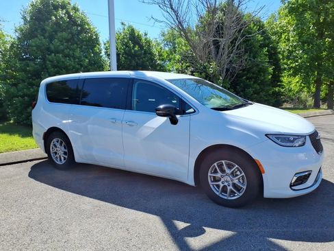 Used 2024 Chrysler Pacifica Touring-L FWD image 5