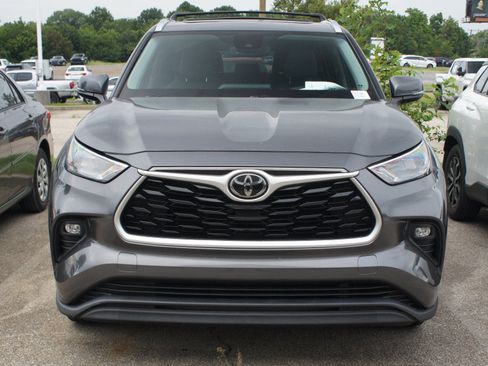 Used 2020 Toyota Highlander XLE FWD image 2