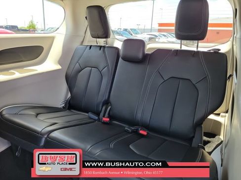 Used 2024 Chrysler Pacifica Touring-L FWD image 12