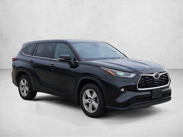 Used 2025 Toyota Highlander LE FWD image 3