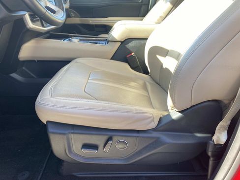 Used 2022 Ford Expedition Limited image 21