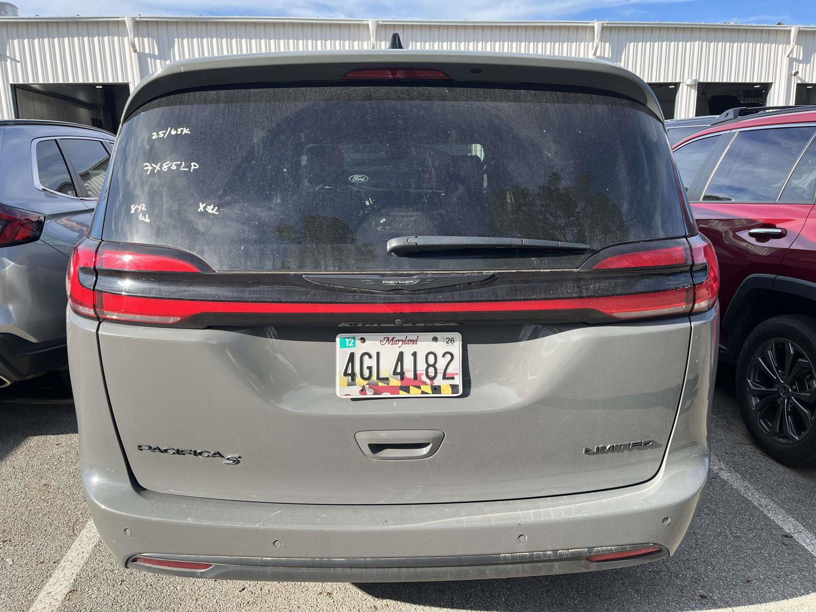 Used 2025 Chrysler Pacifica Limited FWD image 4