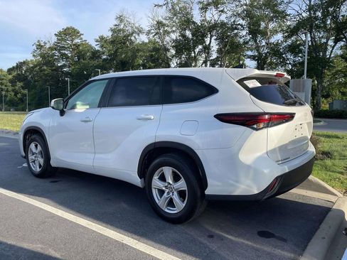 Used 2024 Toyota Highlander LE FWD image 3
