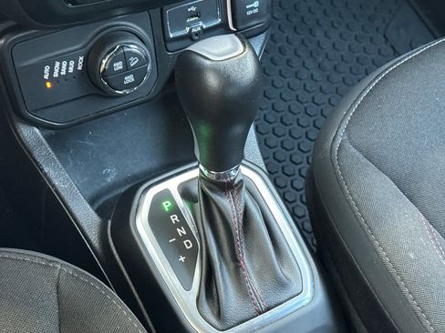 Used 2023 Jeep Renegade Trailhawk AWD/4WD image 21