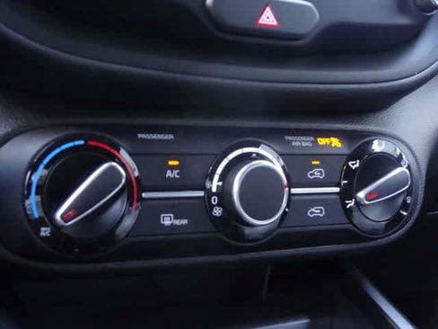 Used 2025 Kia Soul LX w/ LX Technology Package FWD image 23