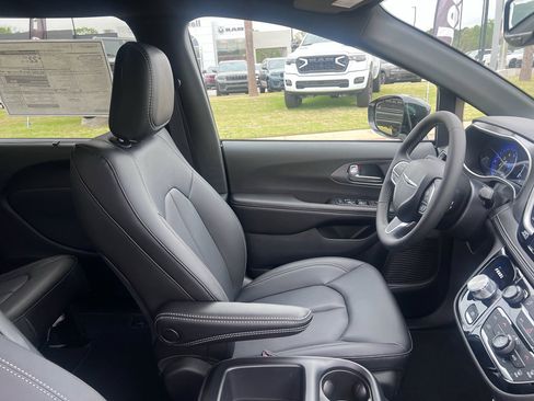 New 2026 Chrysler Pacifica Select image 20