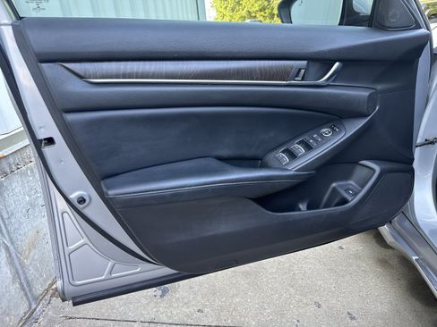 Used 2018 Honda Accord EX image 8