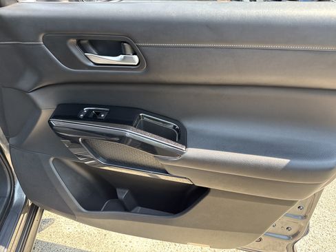 Used 2022 Nissan Pathfinder SV FWD image 14