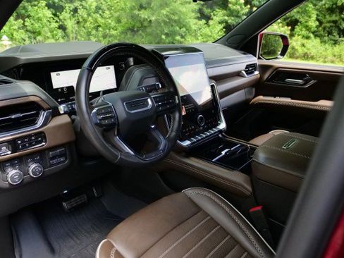 Used 2025 GMC Yukon Denali Ultimate AWD/4WD image 28