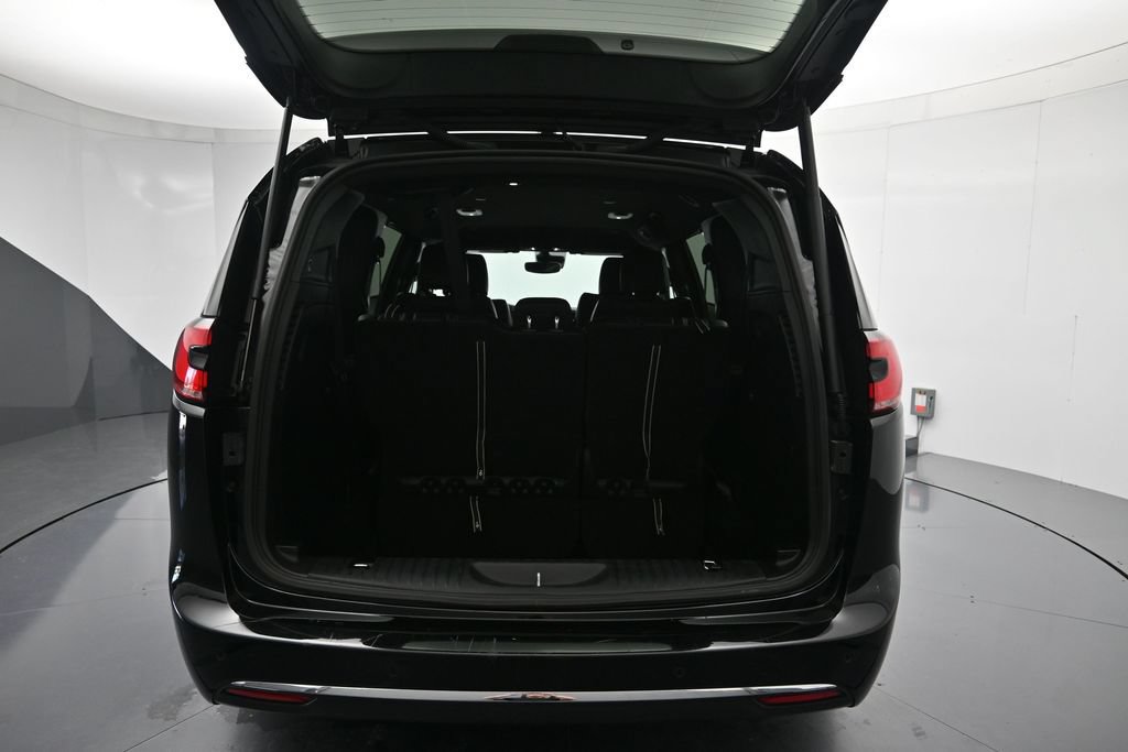 Used 2025 Chrysler Pacifica Select FWD image 24