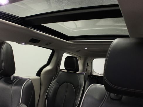 Used 2023 Chrysler Pacifica Limited FWD image 36