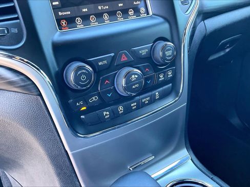 Used 2019 Jeep Grand Cherokee Laredo image 33