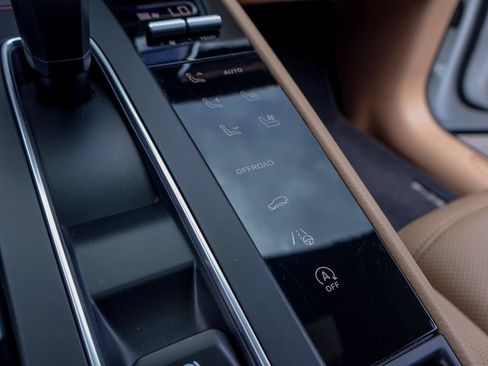 Certified 2026 Porsche Macan AWD/4WD image 18