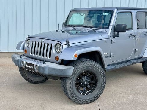 Used 2017 Jeep Wrangler Unlimited Sahara AWD/4WD image 2