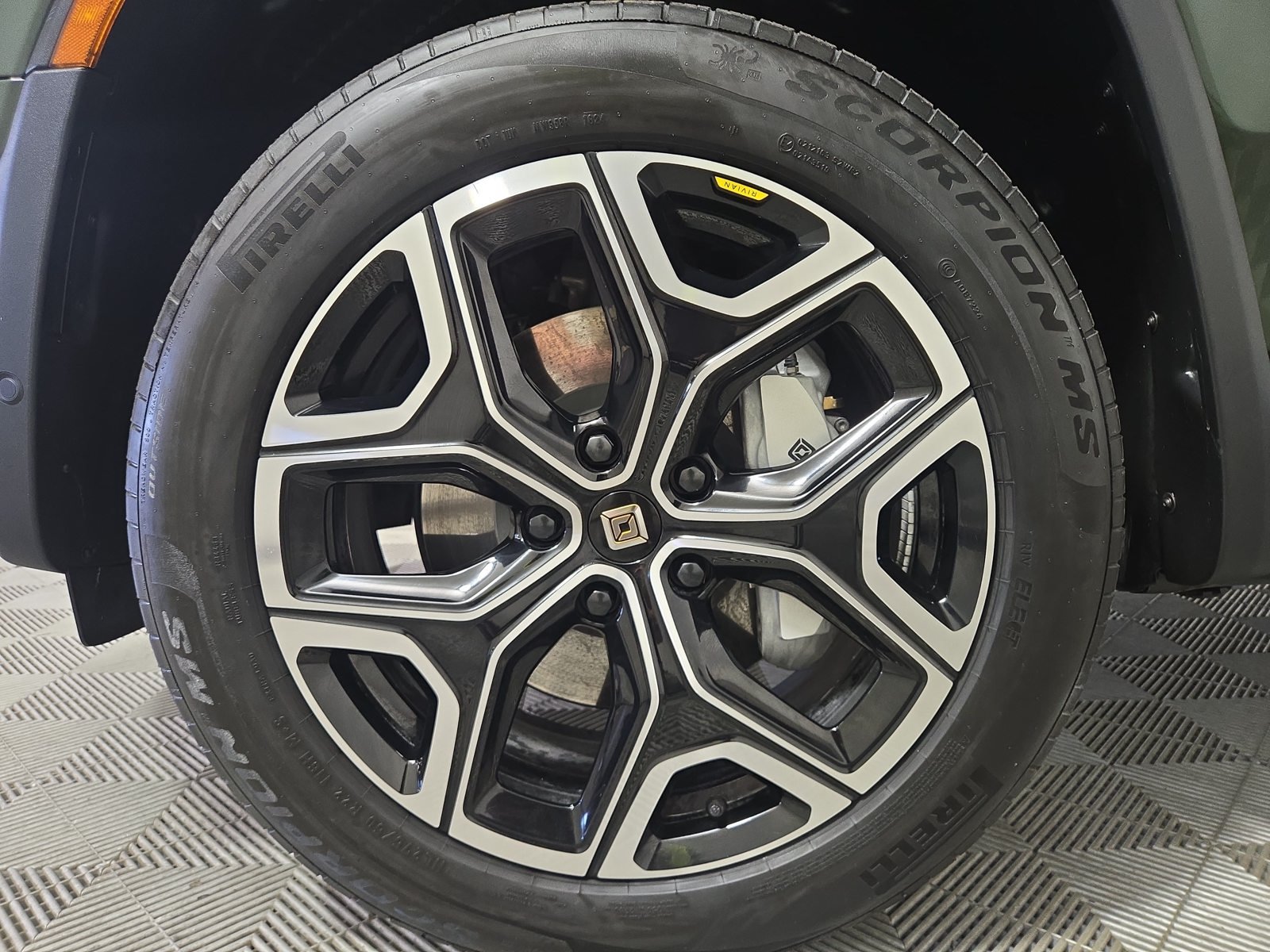 Used 2025 Rivian R1T Adventure Dual AWD/4WD image 9