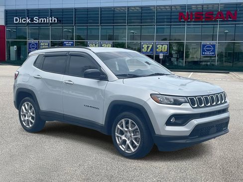 Used 2024 Jeep Compass Latitude image 1