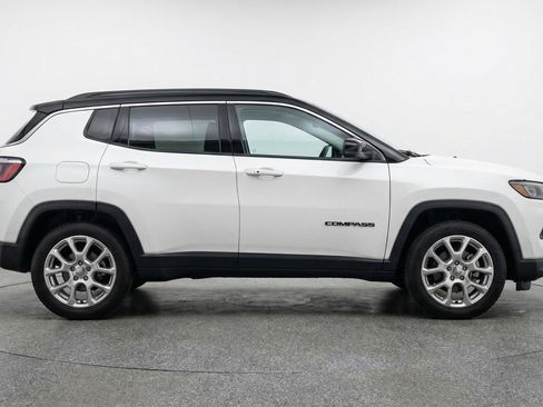 Used 2025 Jeep Compass Limited AWD/4WD image 11