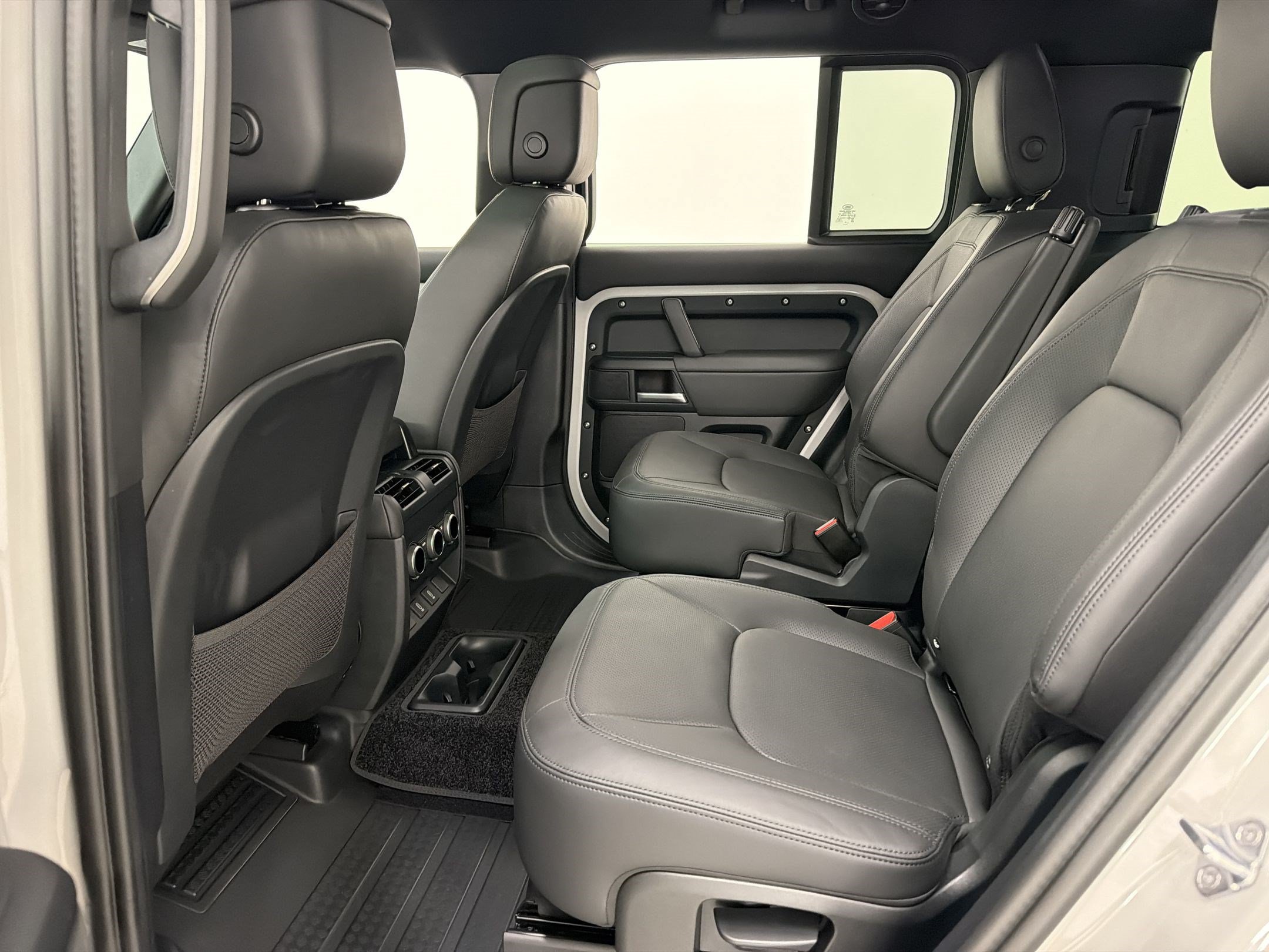 New 2026 Land Rover Defender 130 X-Dynamic SE AWD/4WD image 24