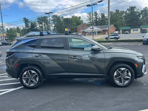 Certified 2025 Hyundai Tucson SEL AWD/4WD image 10