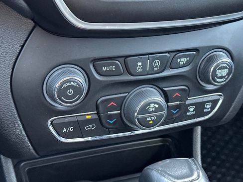 Used 2022 Jeep Cherokee Trailhawk w/ Trailer Tow Group AWD/4WD image 19