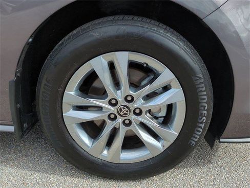 Used 2022 Toyota Sienna XLE image 11