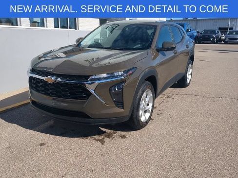 Used 2024 Chevrolet Trax LS w/ LS Convenience Package FWD image 1