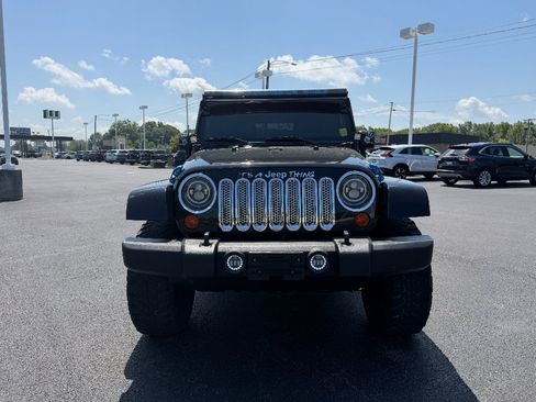 Used 2007 Jeep Wrangler Unlimited Sahara w/ Dual Top Group AWD/4WD image 2