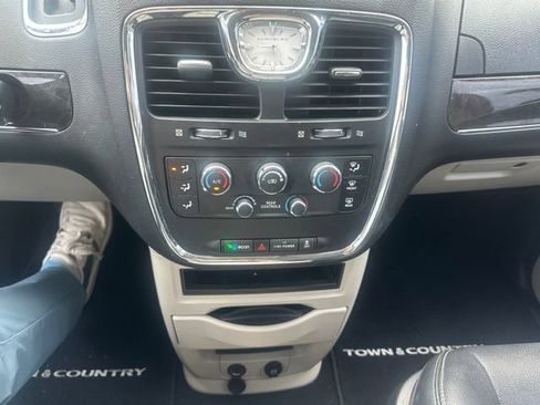 Used 2016 Chrysler Town & Country LX FWD image 26