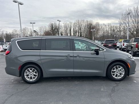 Used 2025 Chrysler Pacifica Select image 4